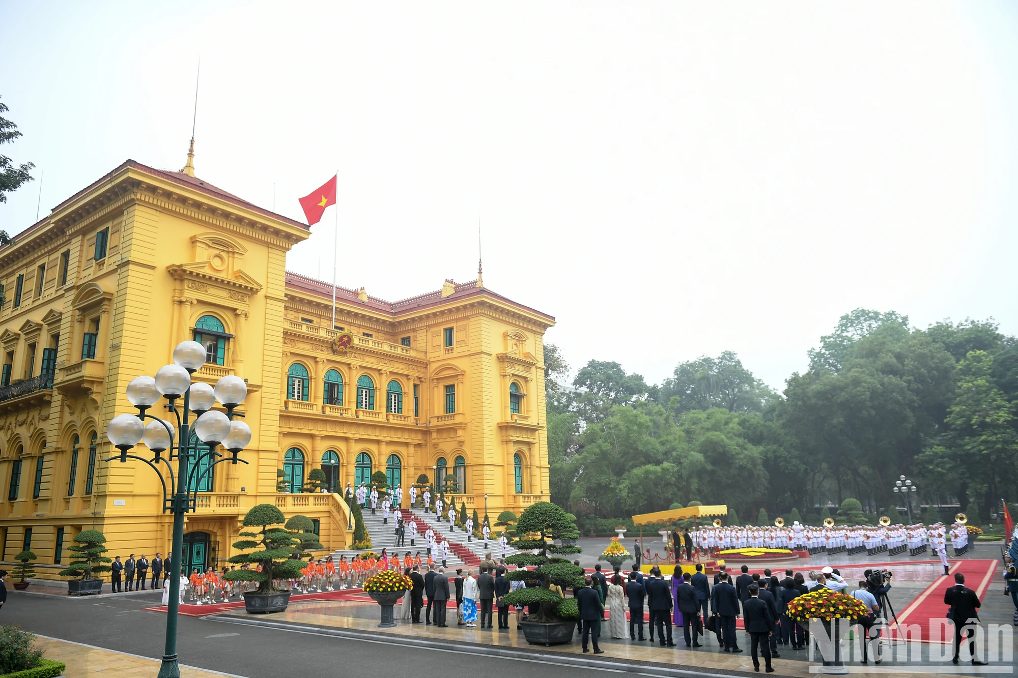 [ภาพ] พิธีต้อนรับประธานาธิบดีฮังการี ซูลโยค ทามัส และภริยา ขณะเยือนเวียดนามอย่างเป็นทางการ ภาพที่ 4