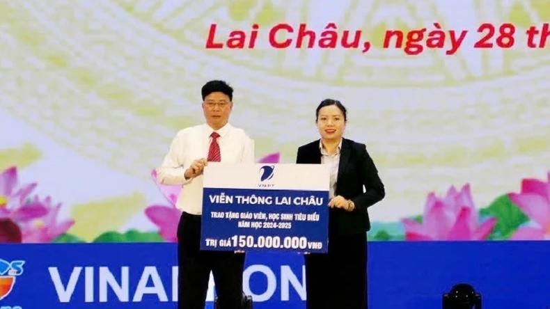Lai Chau rend hommage à des centaines d'enseignants et d'étudiants exceptionnels photo 1
