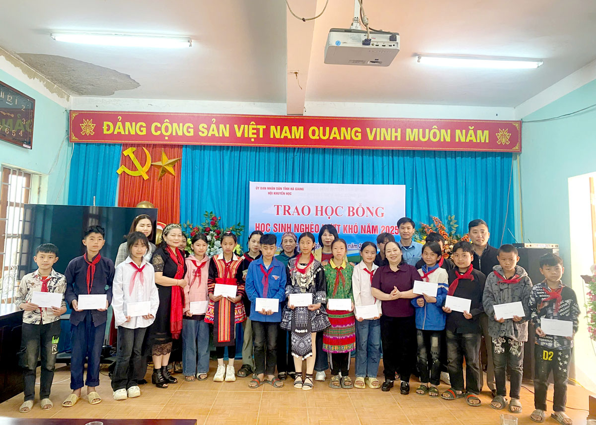 L'Association provinciale pour la promotion de l'éducation accorde des bourses aux étudiants pauvres qui surmontent des difficultés dans le district de Dong Van.  