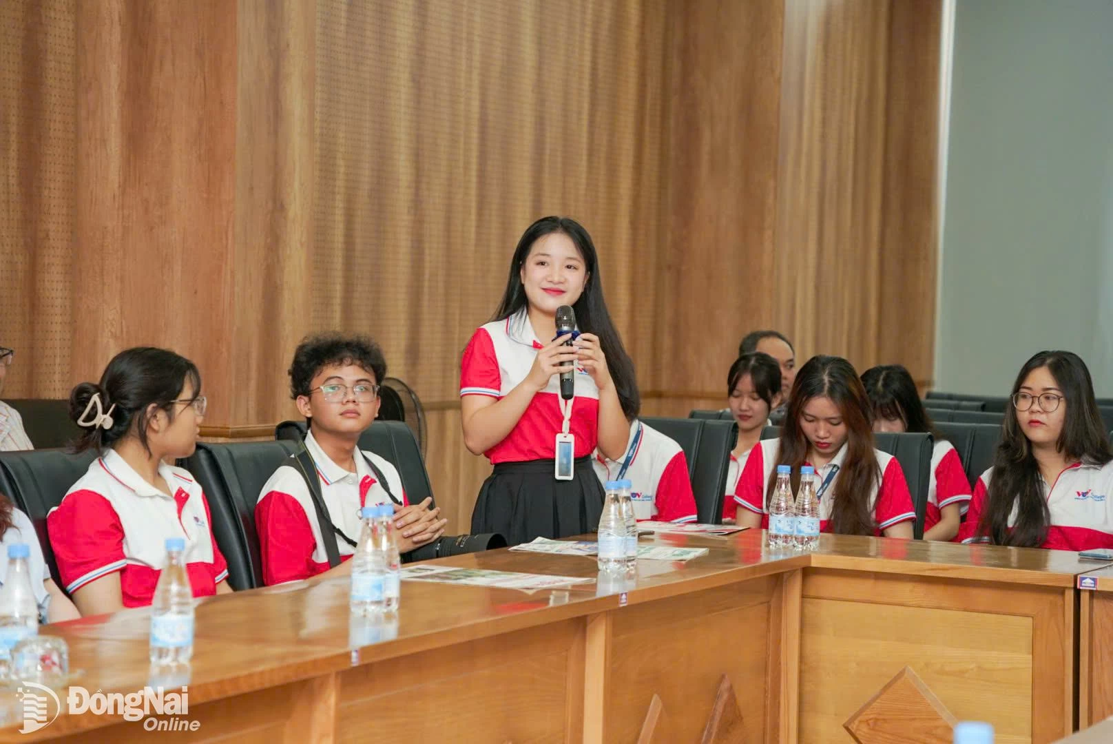 និស្សិត​ផ្នែក​សារព័ត៌មាន​មហាវិទ្យាល័យ​ផ្សព្វផ្សាយ​និង​ទូរទស្សន៍​២​បាន​សួរ​សំណួរ​ជាច្រើន​អំពី​អាជីព​សារព័ត៌មាន។ រូបថត៖ ឡឺ ឌុយ