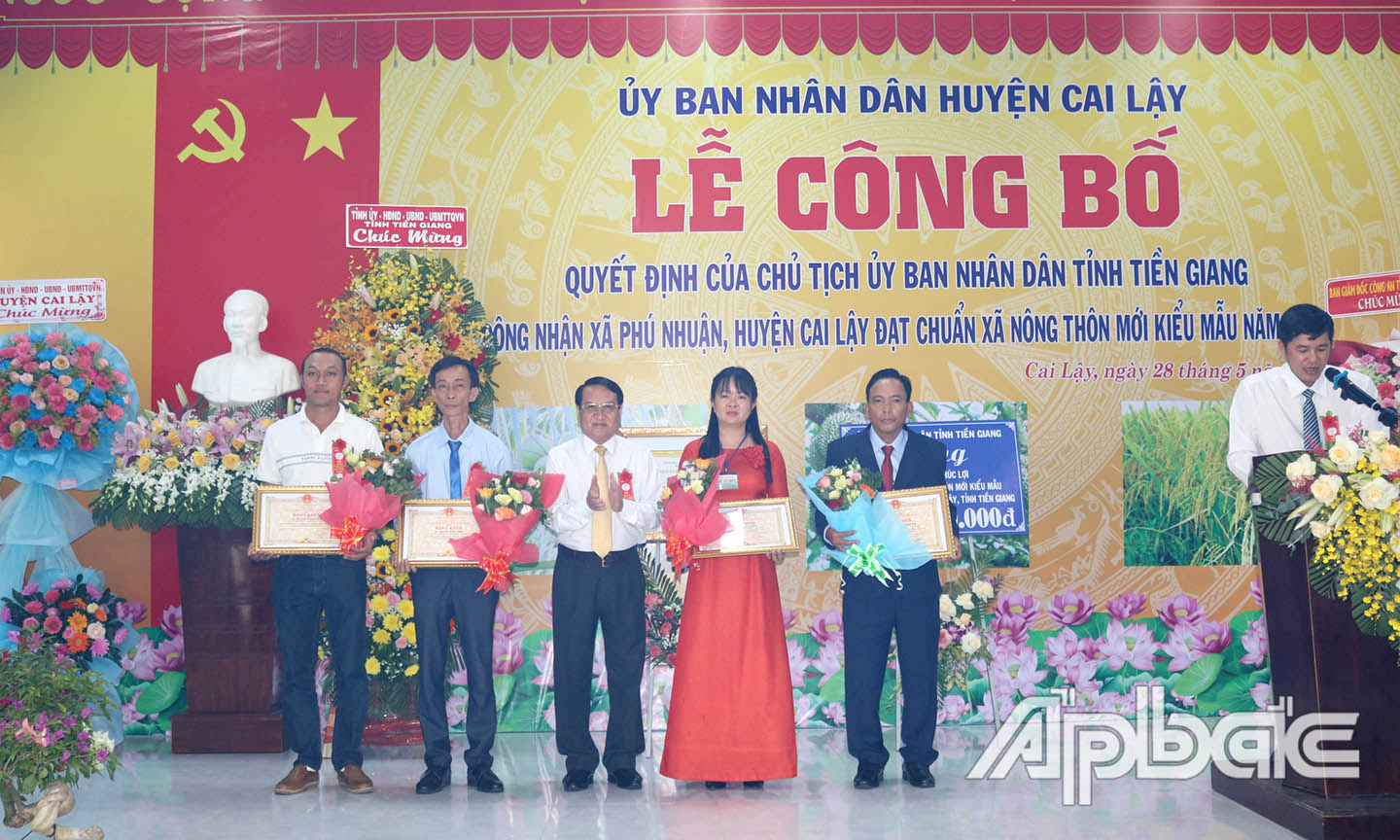 Mr. Pham Van Trong, Provincial Party Committee member, Vice Chairman of Tien Giang Provincial People's Committee awarded certificates of merit from the Provincial People's Committee to individuals.