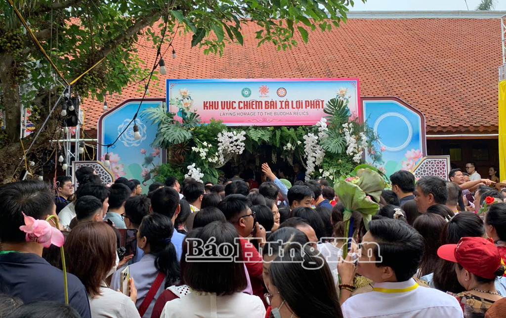 Người dân xếp hàng chờ chiêm bái Xá lợi Đức Phật