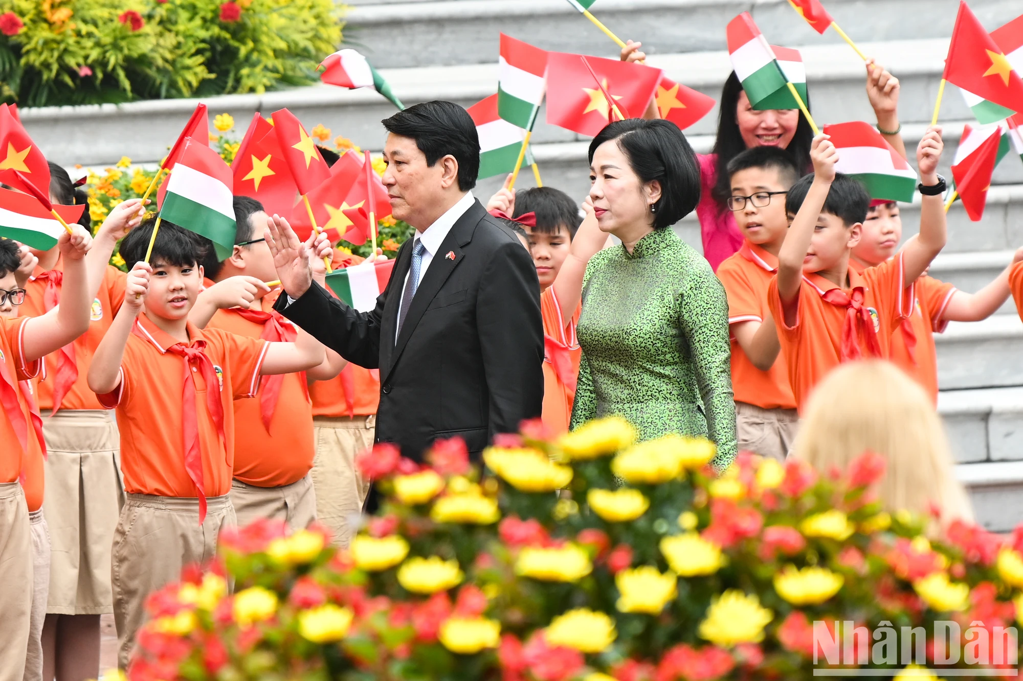 [ภาพ] พิธีต้อนรับประธานาธิบดีฮังการี ซูลโยค ทามัส และภริยา ขณะเยือนเวียดนามอย่างเป็นทางการ ภาพที่ 1