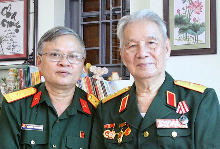 พล.ต. เหงียน วัน เขียม (ขวา) (ภาพประกอบ)