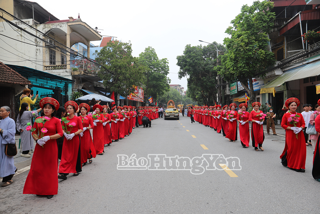 Đoàn phật tử và Nhân dân mang hoa chào đón, cung nghinh đoàn rước Xá lợi Đức Phật