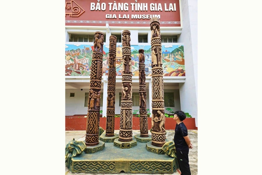hoa-si-nguyen-nam-ben-tac-pham-dieu-khac-net-tay-nguyen.jpg
