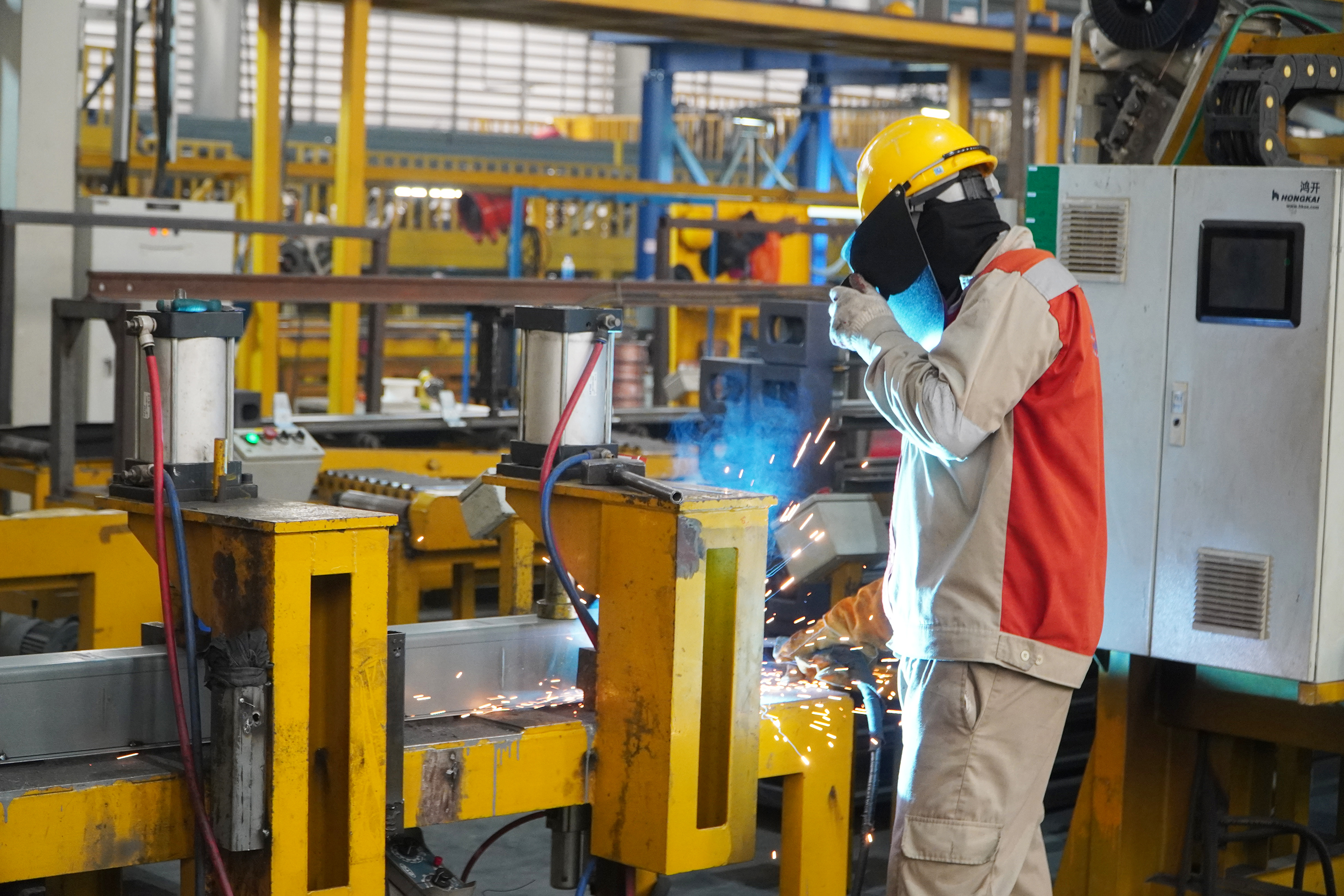 この州は多くの国内および多国籍の大企業や投資家を惹きつけています。写真：ホア・ファット・グループのコンテナ工場での生産の様子。