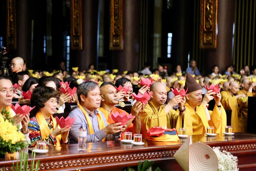 Lễ dâng hoa đăng và cầu nguyện quốc thái dân an.