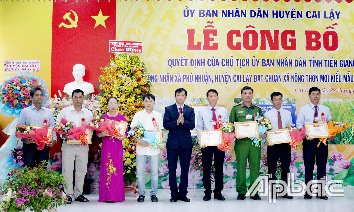 Comrade Huynh Khac Chung, Secretary of Phu Nhuan Commune Party Committee, awarded certificates of merit to individuals.