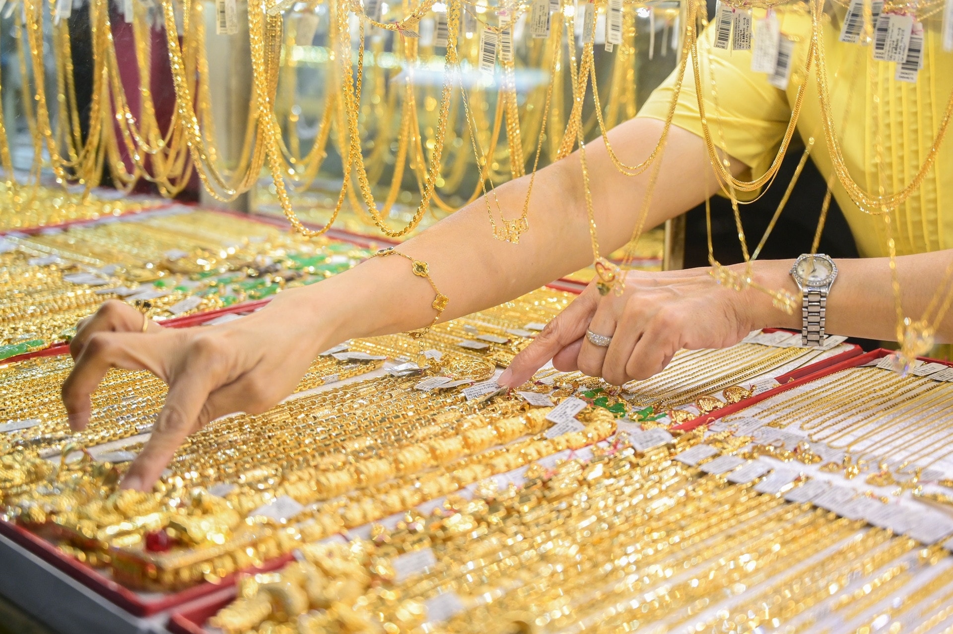 Gold price this afternoon, May 28, 2025: Domestic and world gold prices increased again due to high buying volume, experts optimistically predict it could reach 3,400 USD