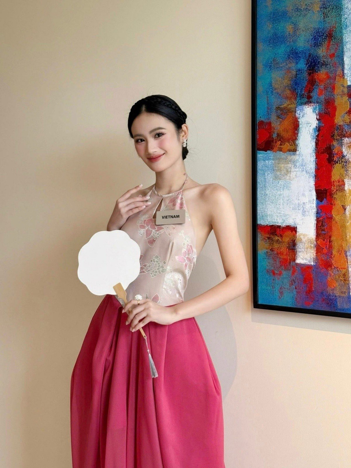 Miss World 2025: Loạt trang phục đậm tinh thần văn hóa Việt của Hoa hậu Ý Nhi - Ảnh 1.