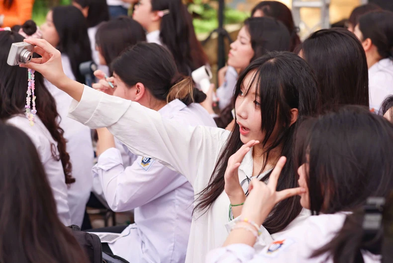 [Ảnh] Học trò lớp 12 chia tay trong lễ bế giảng, chuẩn bị bước vào hành trình mới ảnh 10