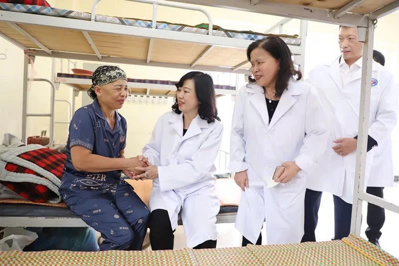 El Ministro de Salud, Dao Hong Lan, visita y entrega obsequios a pacientes pediátricos en el Hospital K. Foto 2