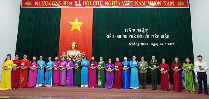 ប្រធាន​សម្ព័ន្ធ​នារី​ខេត្ត Diep Minh Quyet ជូន​ផ្កា​ដល់​មាតា​បិតា​គំរូ។