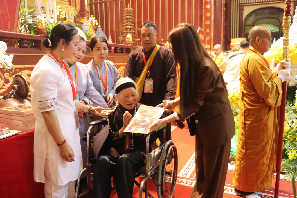 สนับสนุนให้ผู้สูงอายุและผู้ที่มีสุขภาพไม่ดีเข้าสักการะพระบรมสารีริกธาตุ