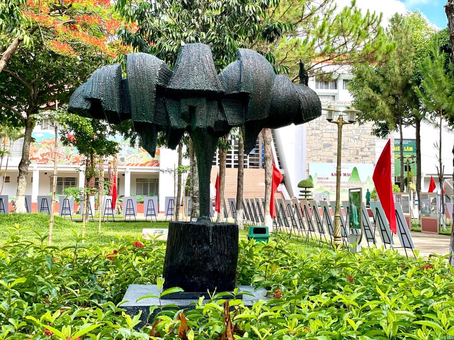 tac-pham-cao-nguyen-xanh-giai-a-trien-lam-my-thuat-nam-mien-trung-va-tay-nguyen-lan-thu-29-nam-2024-cua-nha-dieu-khac-nguyen-vinh.jpg