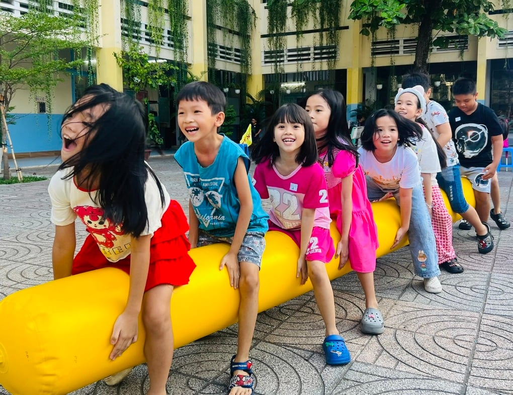 Cho trò mặc pyjama, ngủ lại trường, hiệu trưởng chia sẻ lý do... bất ngờ - 2