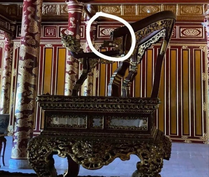 Hình ảnh tay ngai bên trái của ngai vua triều Nguyễn bị gãy do kẻ &quot;loạn thần&quot; phá hoại. Ảnh: TL.
