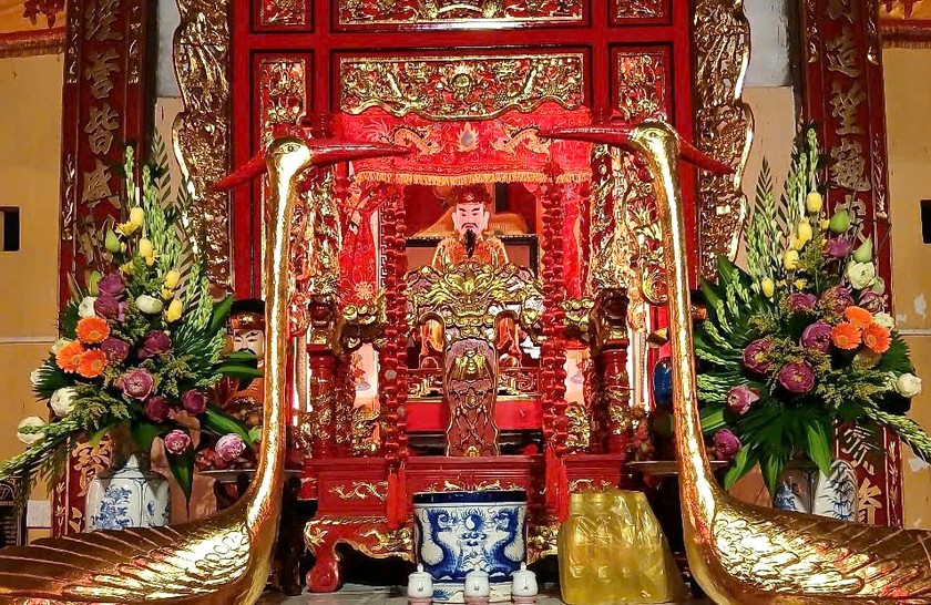 Tượng Thần Thành hoàng vẫn được phụng thờ trang nghiêm trong chánh điện