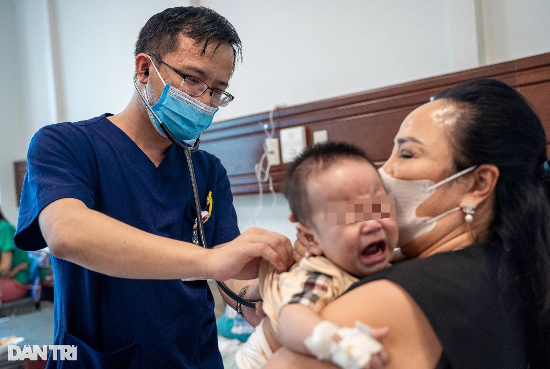 Hà Nội: Gia tăng trẻ nhập viện vì Covid-19, có tình trạng đồng nhiễm - 1