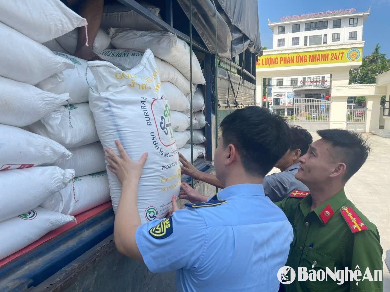 El Equipo de Gestión de Mercado No. 11 coordinó con el Departamento de Policía Económica de la Policía Provincial de Nghe An para descubrir un camión que transportaba 3 toneladas de azúcar de contrabando.