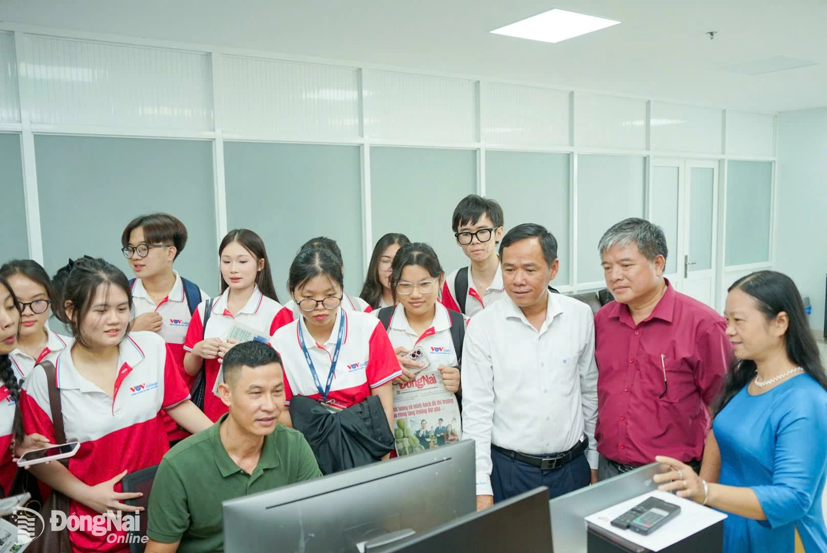និស្សិត​ផ្នែក​សារព័ត៌មាន មហាវិទ្យាល័យ​ផ្សព្វផ្សាយ និង​ទូរទស្សន៍ ២ រៀន​អំពី​ដំណើរការ​បោះពុម្ព​កាសែត​អេឡិចត្រូនិក។ រូបថត៖ ឡឺ ឌុយ