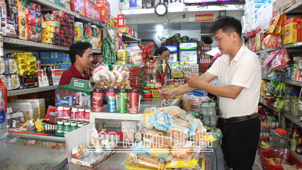 Người dân xã Xuân Hồng đã quen thanh toán trực tuyến khi mua sắm hàng hóa tiêu dùng.