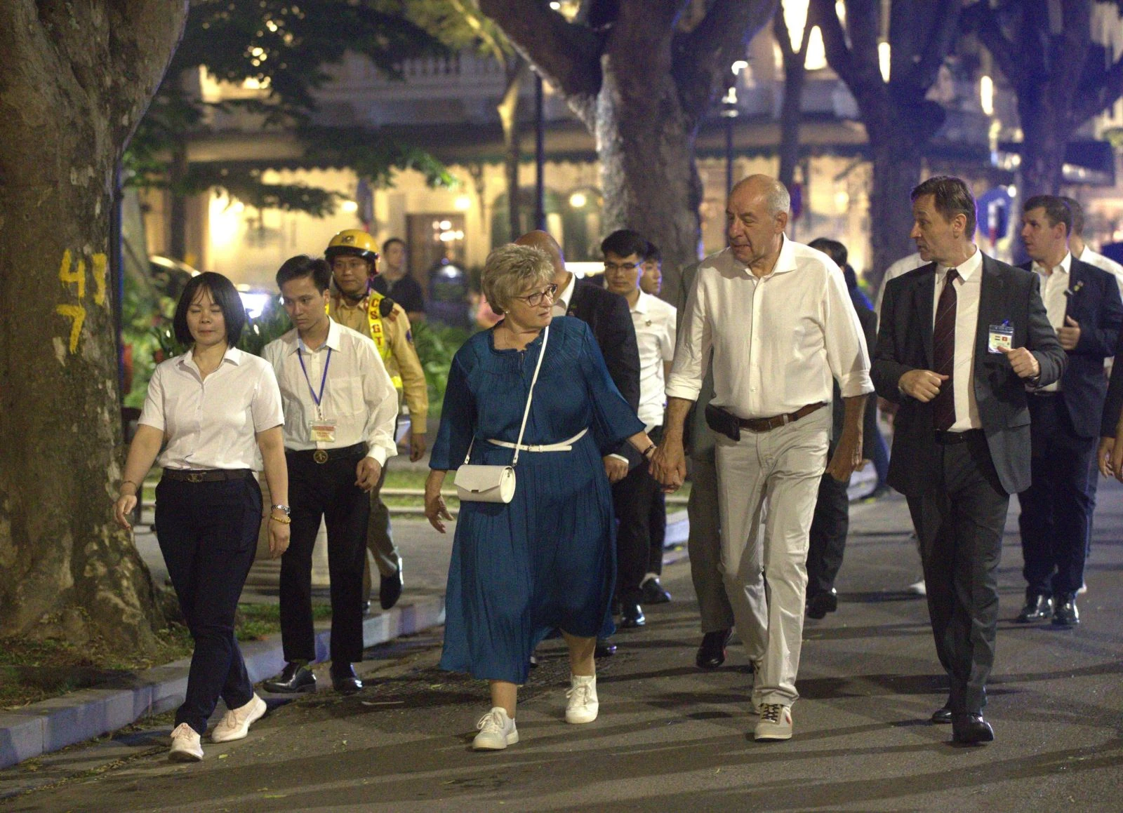 【写真】ハンガリー大統領夫妻がホアンキエム湖の眺めを散歩（写真5）