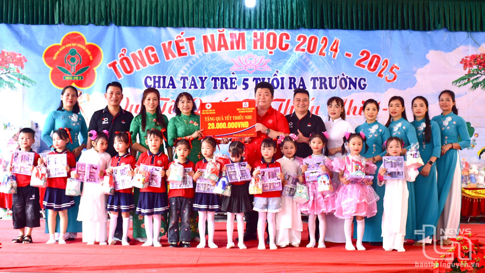 Lãnh đạo Hội Chữ thập đỏ tỉnh và Mitsubishi Thái Nguyên trao quà tại Trường Mầm non Tân Lợi (Đồng Hỷ).