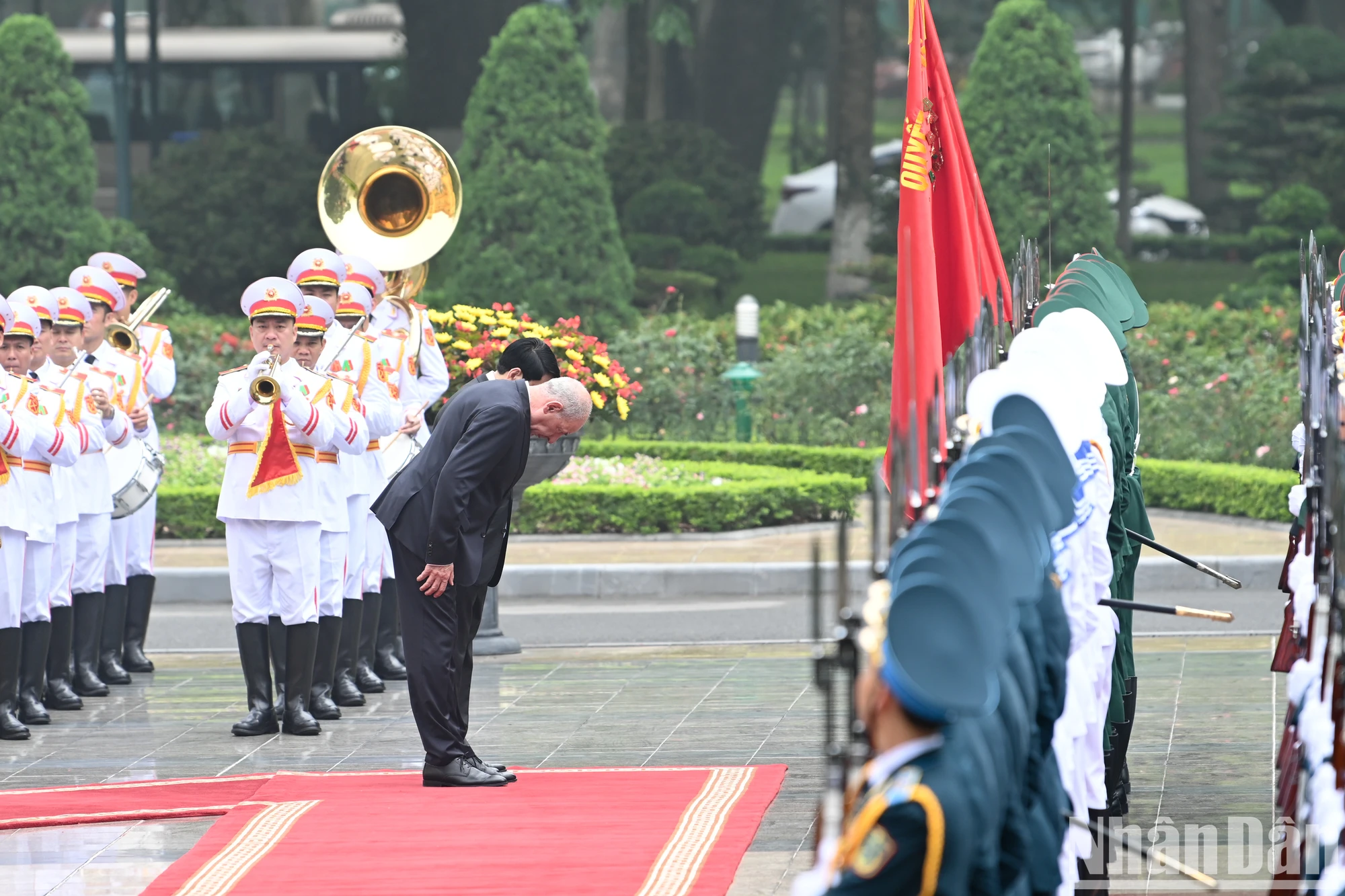 [ภาพ] พิธีต้อนรับประธานาธิบดีฮังการี ซูลโยค ทามัส และภริยา ขณะเยือนเวียดนามอย่างเป็นทางการ ภาพที่ 5