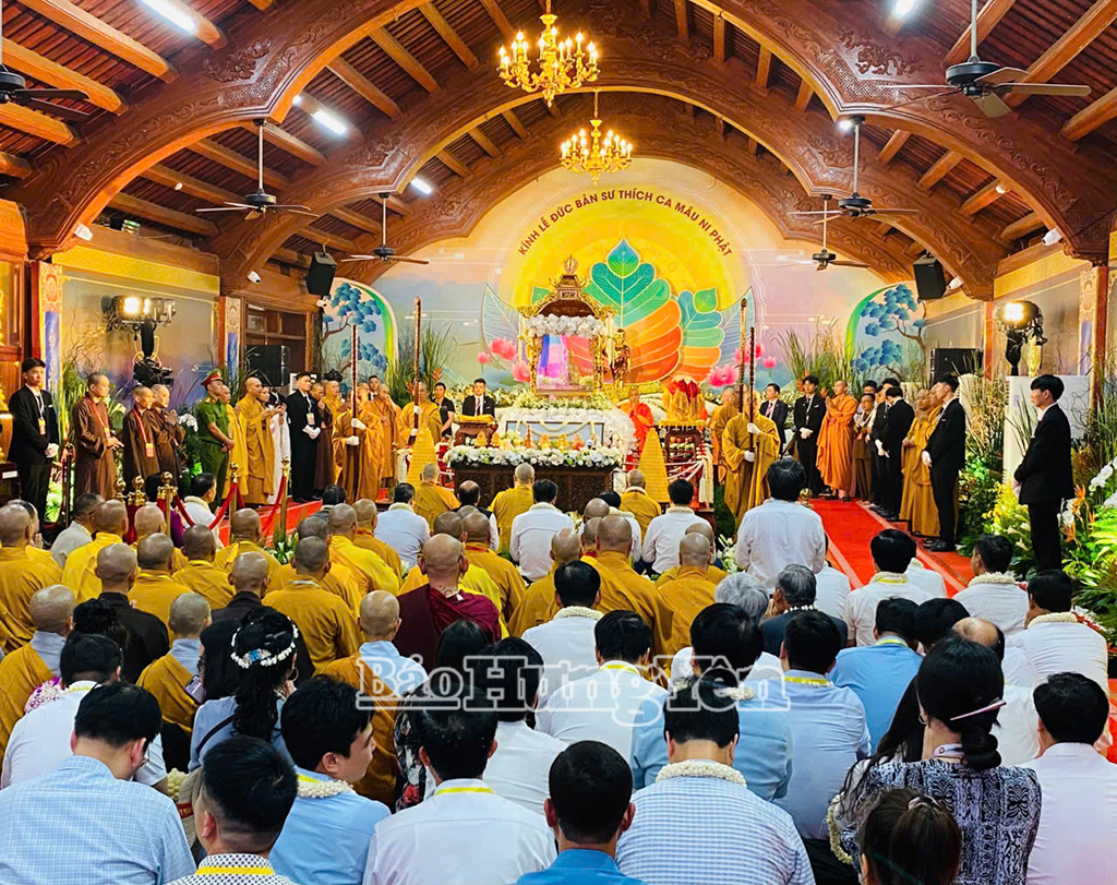 Ceremony of welcoming and placing Buddha's relics at Chuong Pagoda