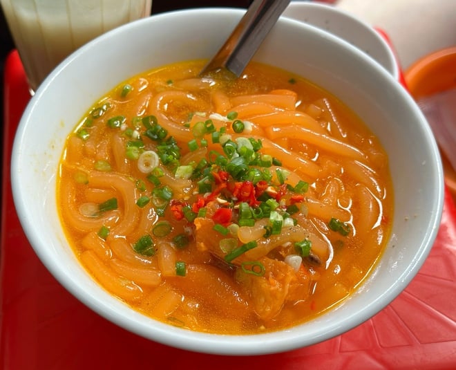 Quán bánh canh 'bán nhanh nhất Việt Nam' đóng cửa: Khách TP.HCM ùn ùn ngày cuối - Ảnh 7.