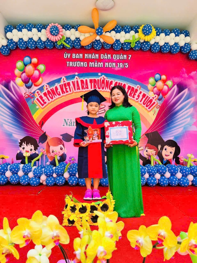 Trẻ ôm cô giáo khóc nức nở vì chia xa trường mầm non - Ảnh 11.