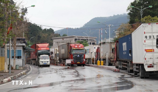 Vehículos que transportan mercancías de importación y exportación a través del paso fronterizo de Huu Nghi. (Fuente: VNA)