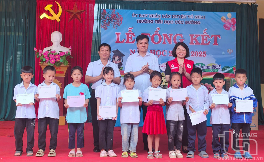 Hội Chữ thập đỏ tặng quà học sinh có hoàn cảnh khó khăn tại Trường Tiểu học Cúc Đường (Võ Nhai).