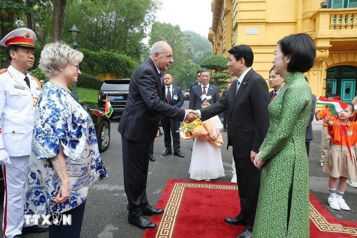 President Luong Cuong presided over the welcoming ceremony for the Hungarian President and his wife.