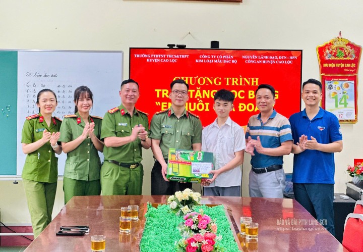 អតីតថ្នាក់ដឹកនាំ នាយទាហាន និងទាហាននៃនគរបាលស្រុក Cao Loc ជូនអំណោយ។ 