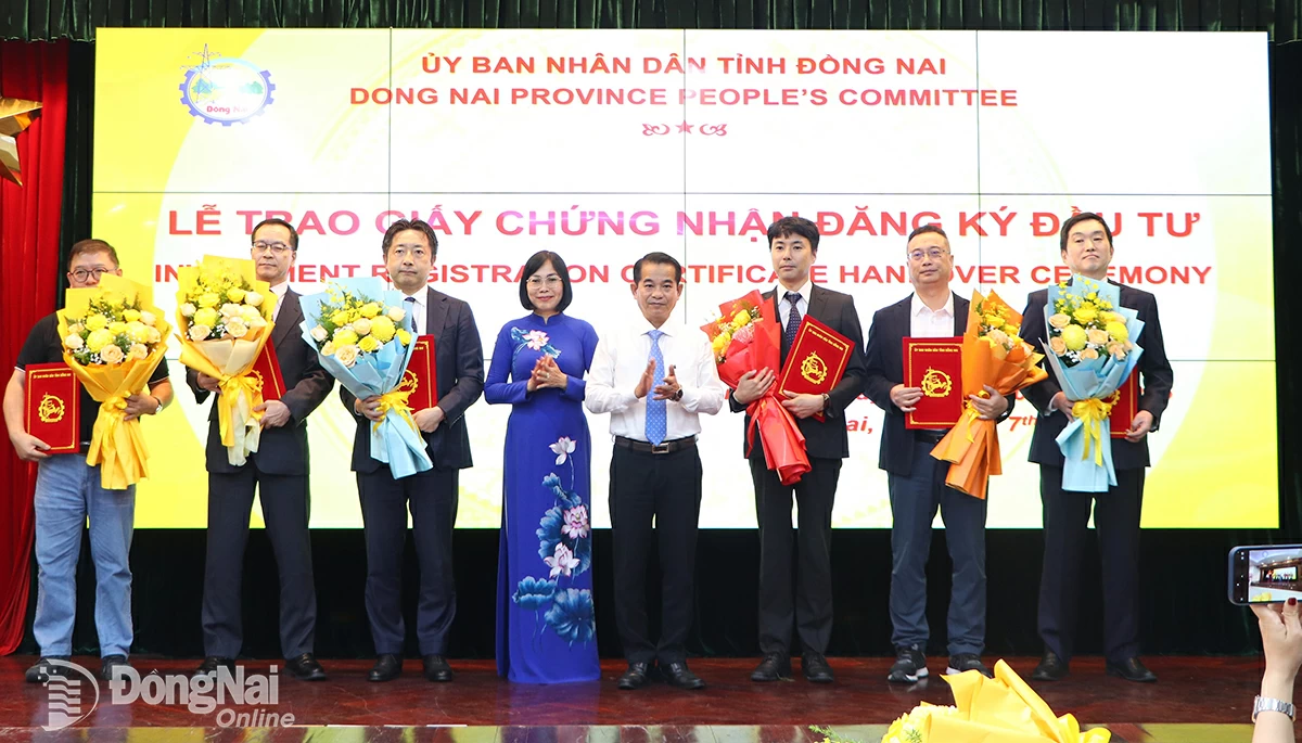 Lãnh đạo tỉnh trao giấy chứng nhận đăng ký đầu tư cho doanh nghiệp có vốn đầu tư nước ngoài vào tháng 1-2025. Ảnh:N.Liên