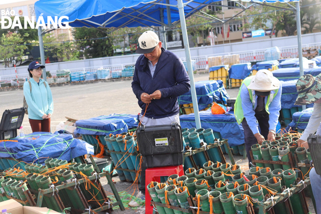 La comunidad empresarial del turismo y los servicios está lista para servir la temporada de fuegos artificiales.  En la foto: Fuegos artificiales en el lugar de lanzamiento. Foto: NGOC HA
