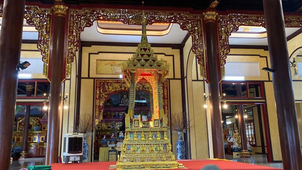វត្ត Quan The Am (ស្រុក Ngu Hanh Son ទីក្រុង Da Nang) កំពុងរៀបចំជាបន្ទាន់ ដើម្បីទទួលព្រះសារីរិកធាតុរបស់ព្រះពុទ្ធ។ រូបថត៖ Hoang Vinh
