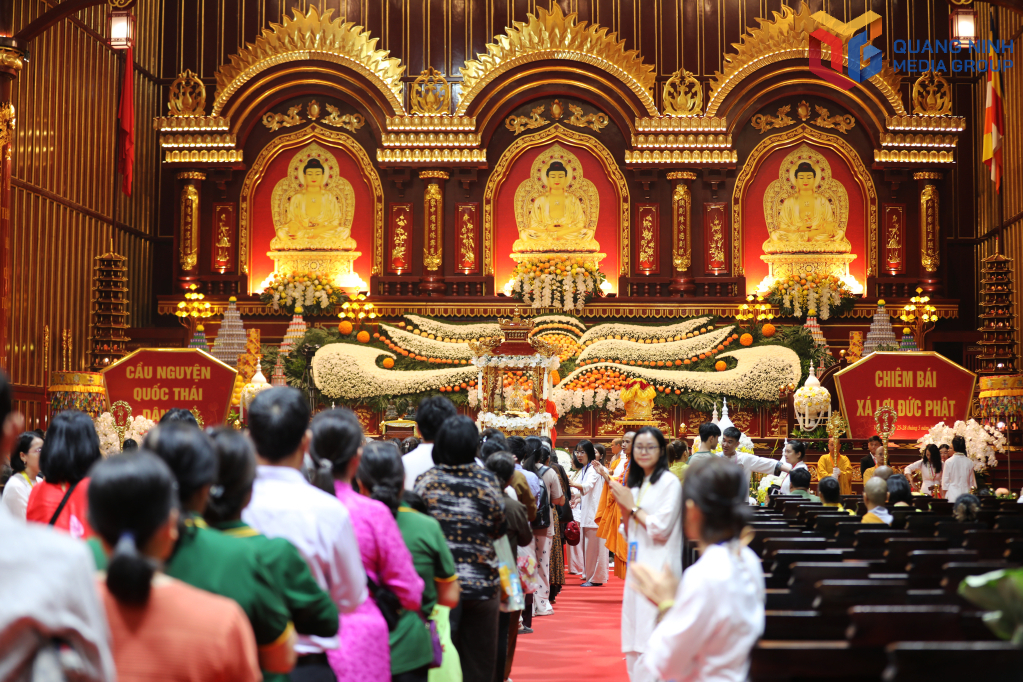 ประชาชนนับหมื่นเข้าแถวบูชาพระบรมสารีริกธาตุ