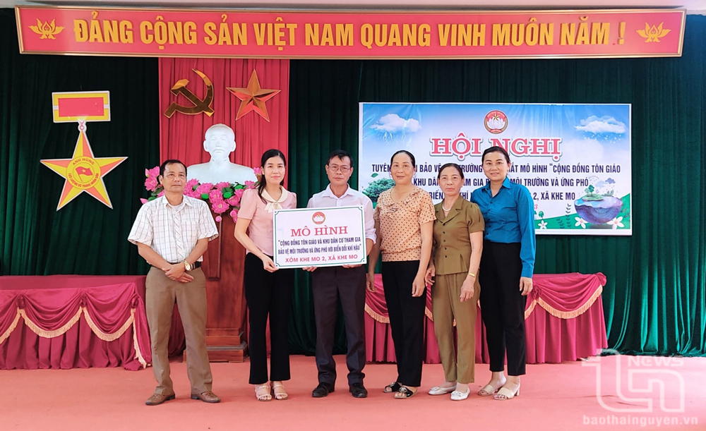 เปิดตัวโมเดล “ชุมชนศาสนาและพื้นที่อยู่อาศัยร่วมอนุรักษ์สิ่งแวดล้อม ตอบสนองต่อการเปลี่ยนแปลงสภาพภูมิอากาศ” ในหมู่บ้านเคมอ 2 ตำบลเคมอ (ด่งหยี) ภาพถ่ายโดย : Truong Giang