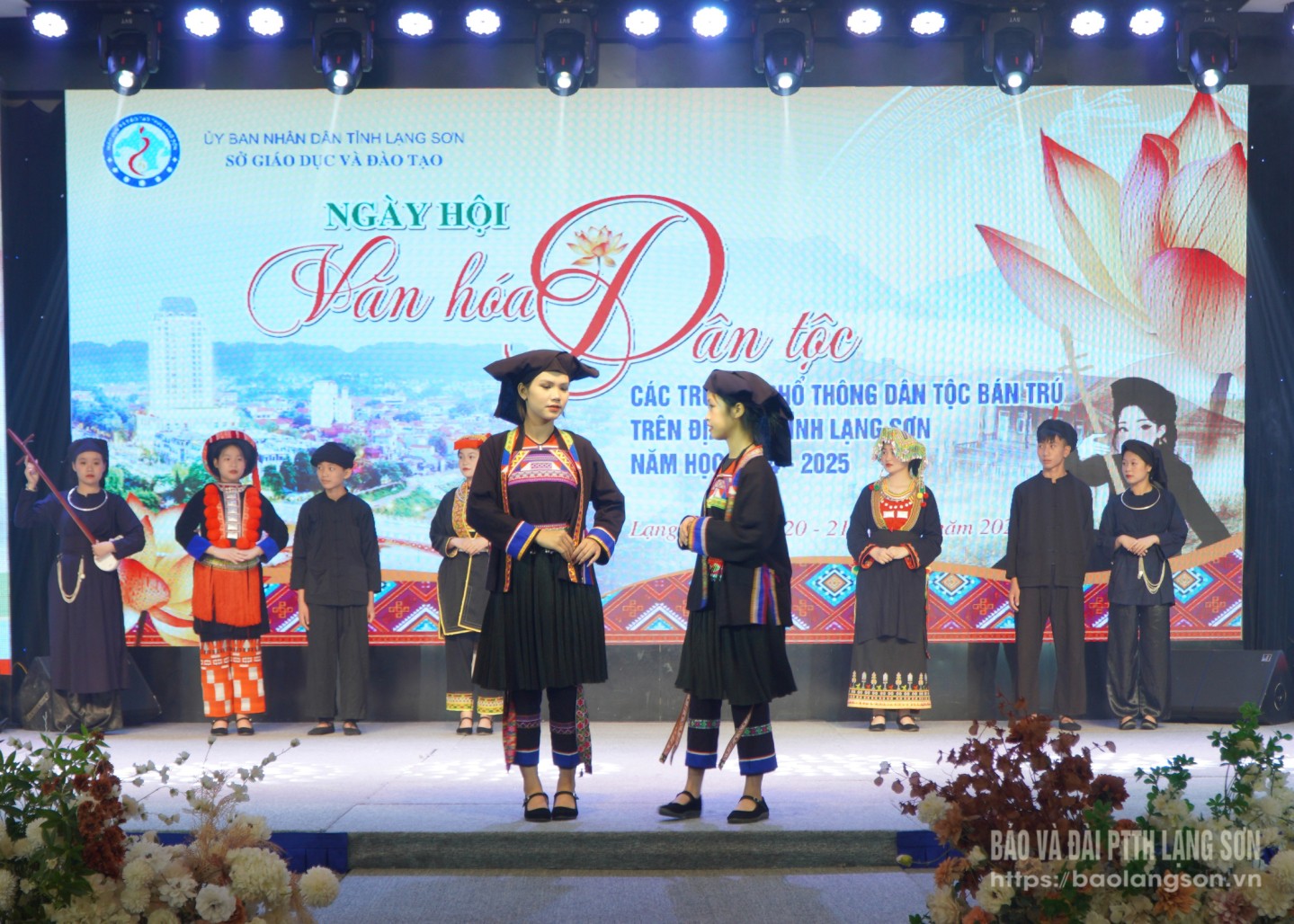 Spectacle de costumes ethniques par le Département de l'éducation et de la formation du district de Trang Dinh lors du Festival culturel ethnique des internats ethniques au cours de l'année scolaire 2024-2025
