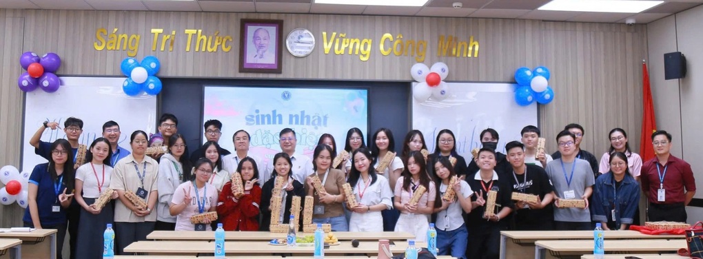 Đại học chơi lớn, tổ chức sinh nhật đặc biệt, tặng quà cho sinh viên - 2