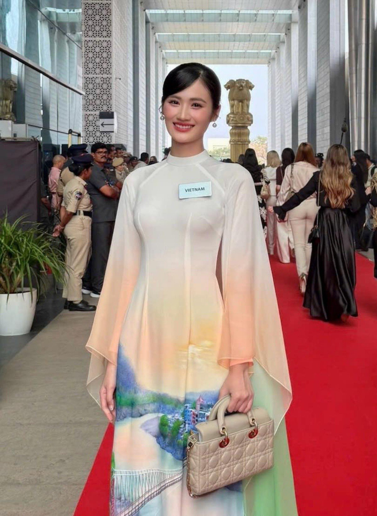 Miss World 2025: Loạt trang phục đậm tinh thần văn hóa Việt của Hoa hậu Ý Nhi - Ảnh 5.