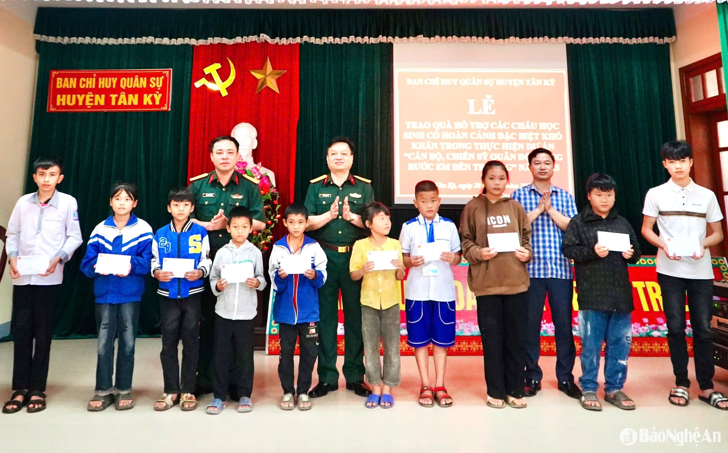 សិស្ស Gen-H-10 បានទទួលអំណោយដើម្បីគាំទ្រការសិក្សារបស់ពួកគេ។