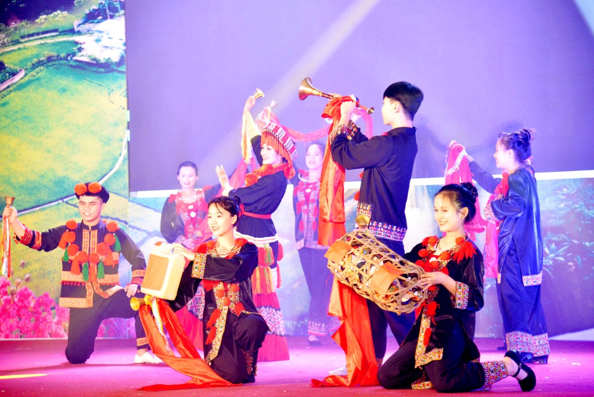 ថែរក្សាវប្បធម៌ជនជាតិ Dao តាមរយៈការសម្តែងសិល្បៈប្រជាប្រិយ។