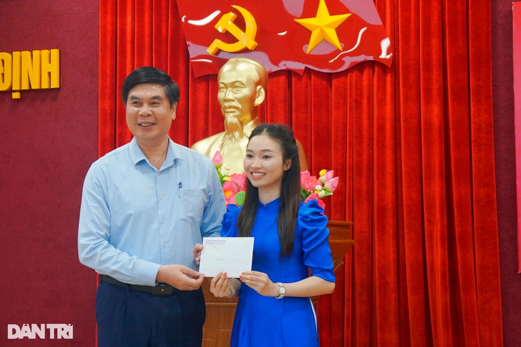 Mưa tiền thưởng cho nam sinh giành huy chương bạc Olympic tin học châu Á - 2