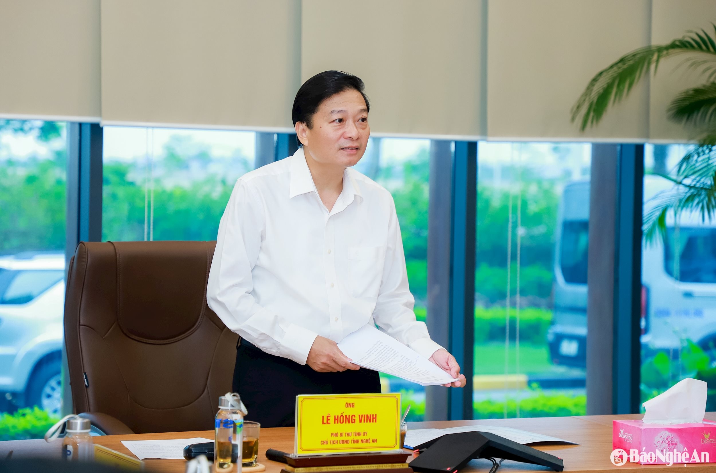 Le camarade Le Hong Vinh, secrétaire adjoint du Comité provincial du Parti, président du Comité populaire provincial et secrétaire du Comité provincial du Parti, a prononcé un discours de clôture. Photo : Thanh Duy