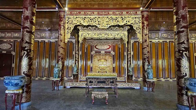 រាជបល្ល័ង្កដែលបានជួសជុលដាក់តាំងនៅក្នុងព្រះពន្លា Ngu Phung ត្រូវបាននាំយកមកជំនួសរាជបល្ល័ង្ក ដែលជាសម្បត្តិជាតិដែលត្រូវបានខូចខាតនៅក្នុងវាំង Thai Hoa ។ រូបថត៖ Phuc Dat។